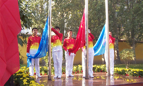 舉辦一次慶典大會(huì)，組織一次升旗儀式